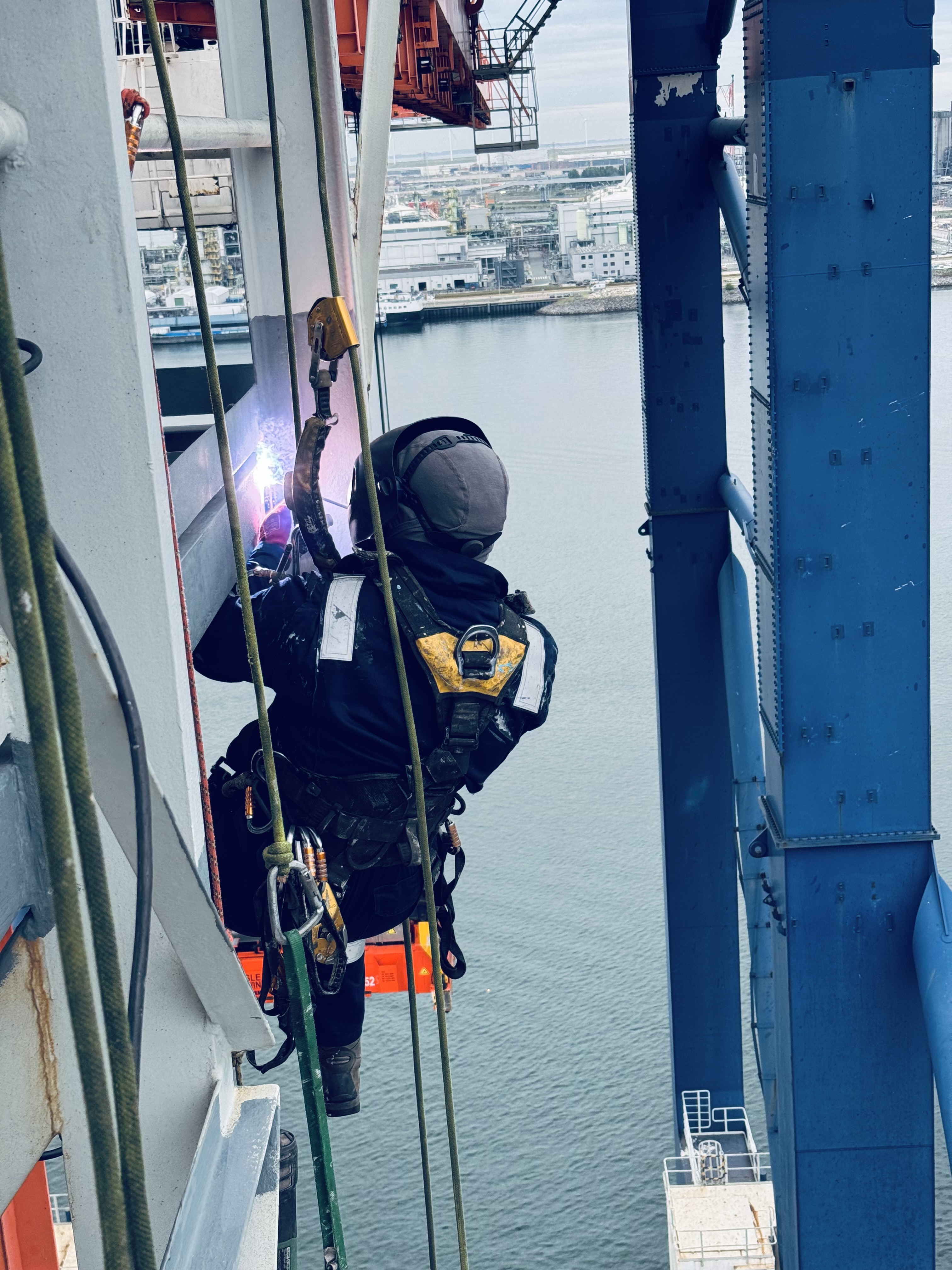 Welding at height on a steel structure